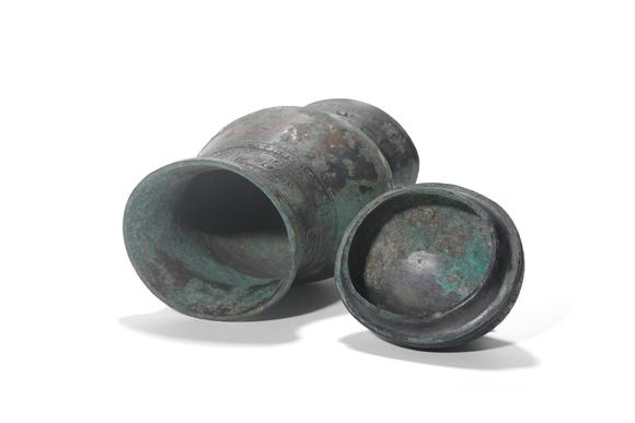 TrésOrs de ParisVase zhi en bronze avec couvercle à bouton, gravures de motifs géométriques, 16–11 siècles av. J.-C.
