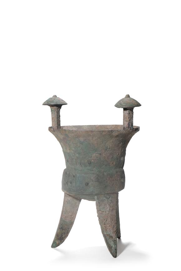 TrésOrs de ParisVase jiao tripode en bronze à deux colonnes sommitales, motifs de taotie, 16–11 siècles av. J.-C.