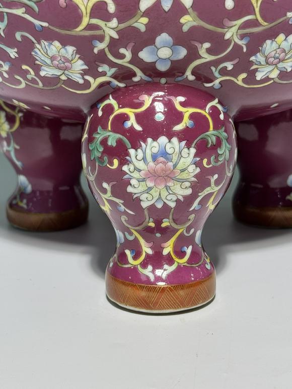 TrésOrs de ParisGrand br?leur tripode famille rose sur fond pourpre aux huit symboles, 18 siècle