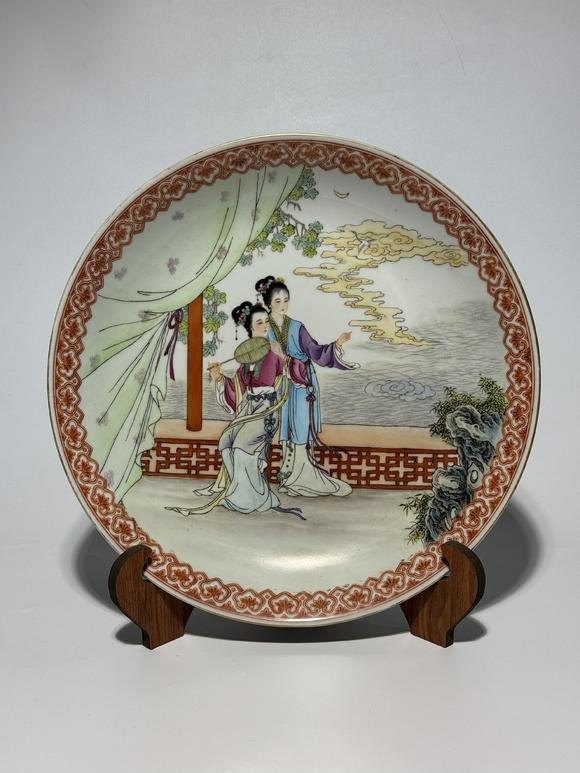 TrésOrs de ParisGrand plat rond famille rose à deux belles femmes sous lune, 19–20 siècle