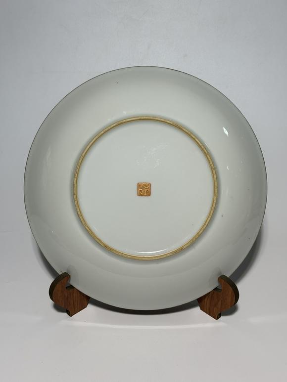 TrésOrs de ParisGrand plat rond famille rose à deux belles femmes sous lune, 19–20 siècle