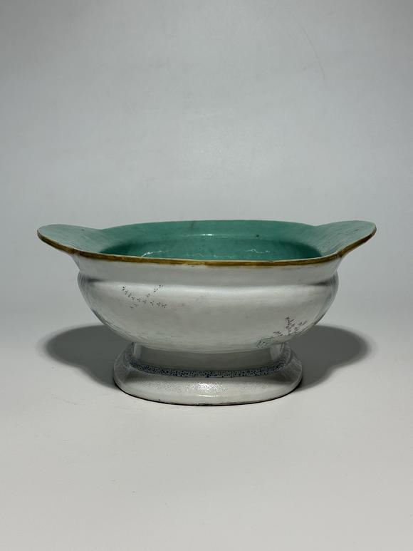 TrésOrs de ParisBol ovale à fond turquoise à paysage famille verte, 19–20 siècle