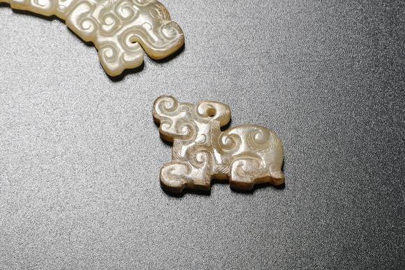 TrésOrs de ParisEnsemble de six ornements en jade chinois ancien à motifs de nuages, 8–3 av. J.-C.