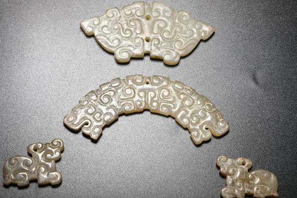 TrésOrs de ParisEnsemble de six ornements en jade chinois ancien à motifs de nuages, 8–3 av. J.-C.