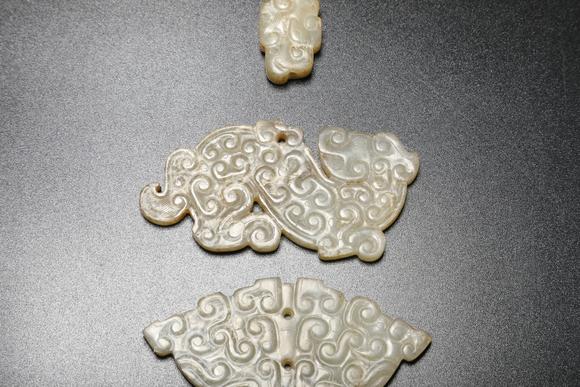 TrésOrs de ParisEnsemble de six ornements en jade chinois ancien à motifs de nuages, 8–3 av. J.-C.