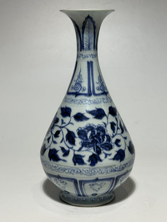 TrésOrs de ParisVase Yuhuchun bleu à pivoines, 13–14 siècle