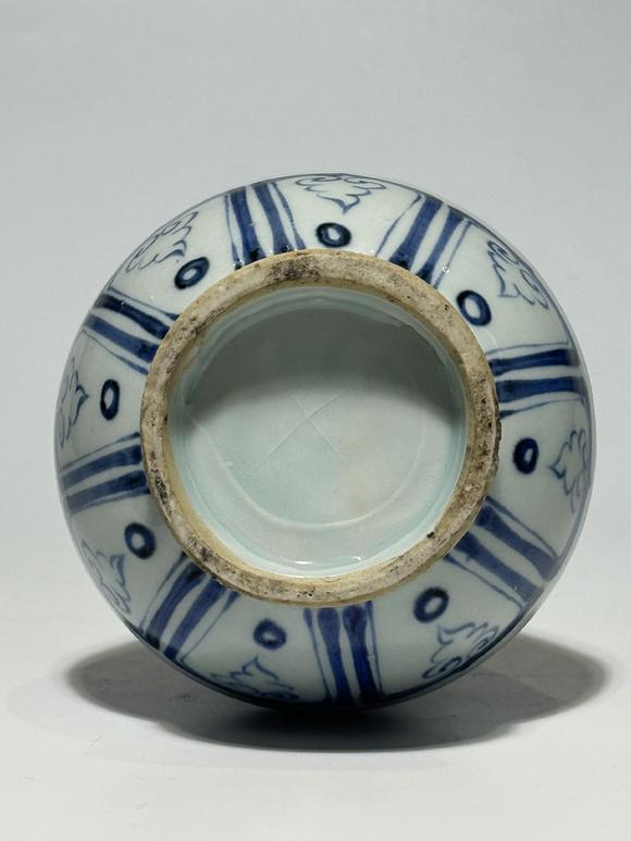 TrésOrs de ParisVase Yuhuchun bleu à pivoines, 13–14 siècle
