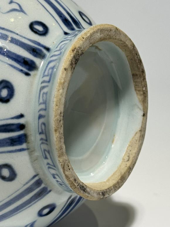 TrésOrs de ParisVase Yuhuchun bleu à pivoines, 13–14 siècle
