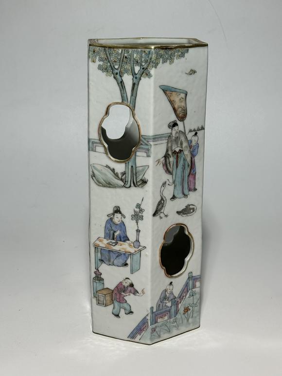 TrésOrs de ParisChapeau cylindrique hexagonal perforé famille rose à personnages, 19–20 siècle