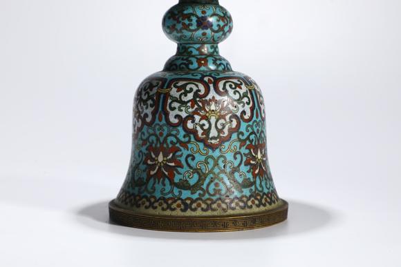TrésOrs de ParisPaire de bougeoirs cloisonnés chinois anciens, 18–19 s.