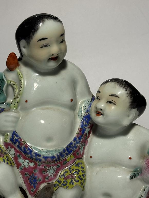 TrésOrs de ParisStatuette des deux enfants He-He famille rose sur rocher, 19–20 siècle