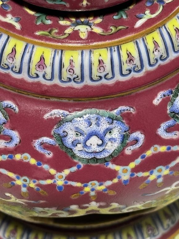 TrésOrs de ParisStupa famille rose à fond rouge, 18 siècle
