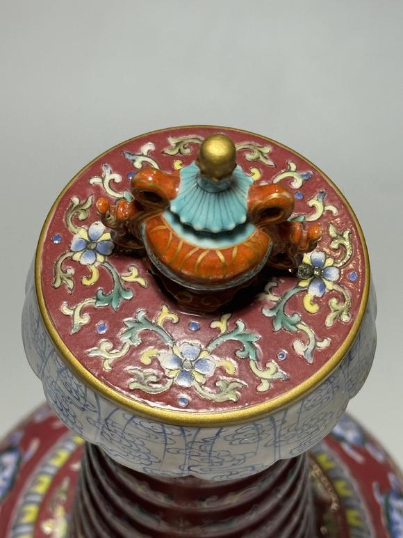 TrésOrs de ParisStupa famille rose à fond rouge, 18 siècle