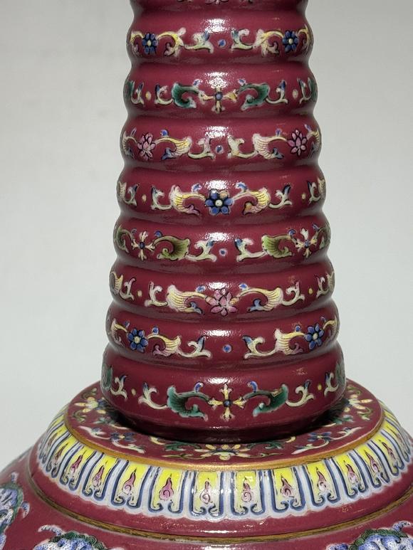 TrésOrs de ParisStupa famille rose à fond rouge, 18 siècle