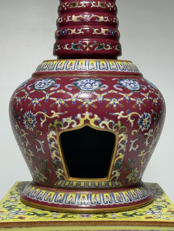 TrésOrs de ParisStupa famille rose à fond rouge, 18 siècle