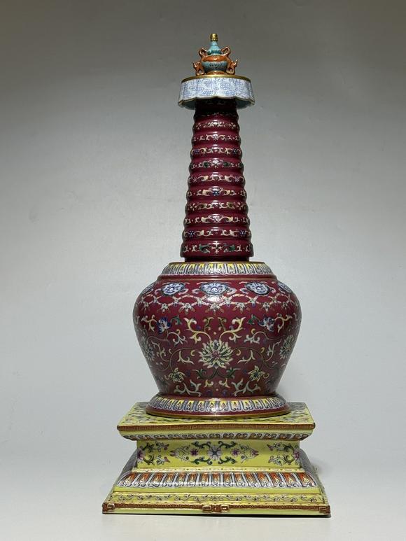 TrésOrs de ParisStupa famille rose à fond rouge, 18 siècle