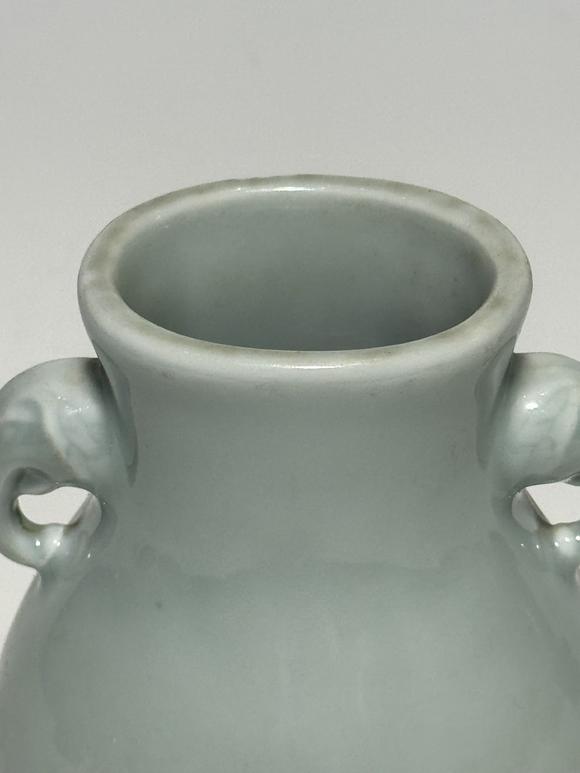 TrésOrs de ParisVase oreilles éléphant céladon, 18–19 siècle