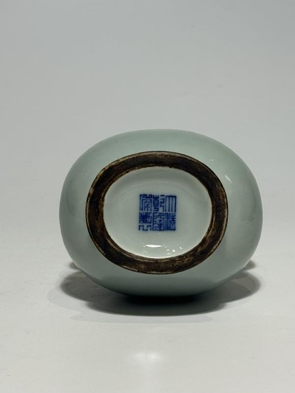 TrésOrs de ParisVase oreilles éléphant céladon, 18–19 siècle