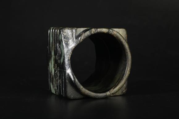 TrésOrs de ParisCong en jade vert chinois ancien à stries horizontales, 33–23 av. J.-C.
