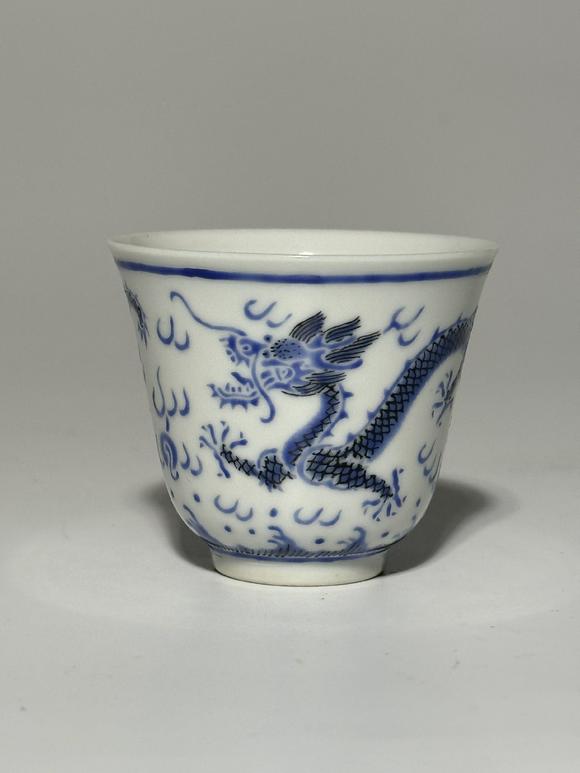 TrésOrs de ParisQuatre petites tasses bleu et blanc à motif dragon de feu, filets bleus au bord, 19–20 siècle