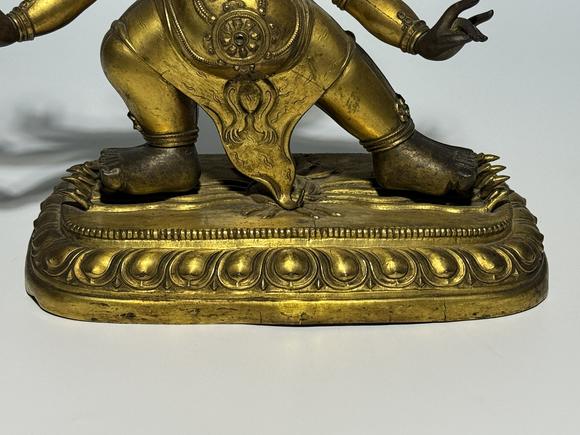 TrésOrs de ParisStatue six bras Mahakala bronze doré, 18 siècle