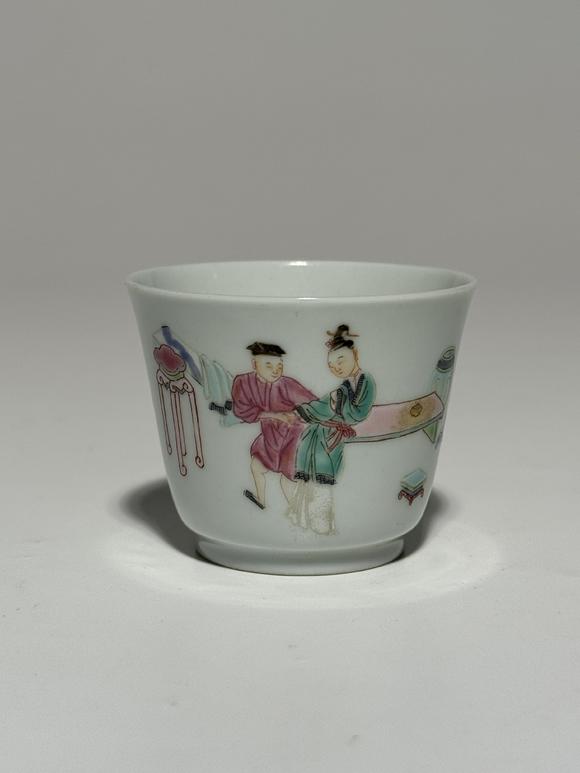 TrésOrs de ParisPaire de tasses cylindriques famille rose à scène de deux lettrés dans pavillon, 18–19 siècle