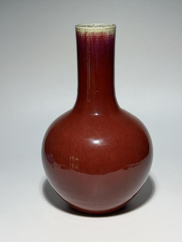 TrésOrs de ParisVase Tianqiuping rouge flammé uni, 18–19 siècle