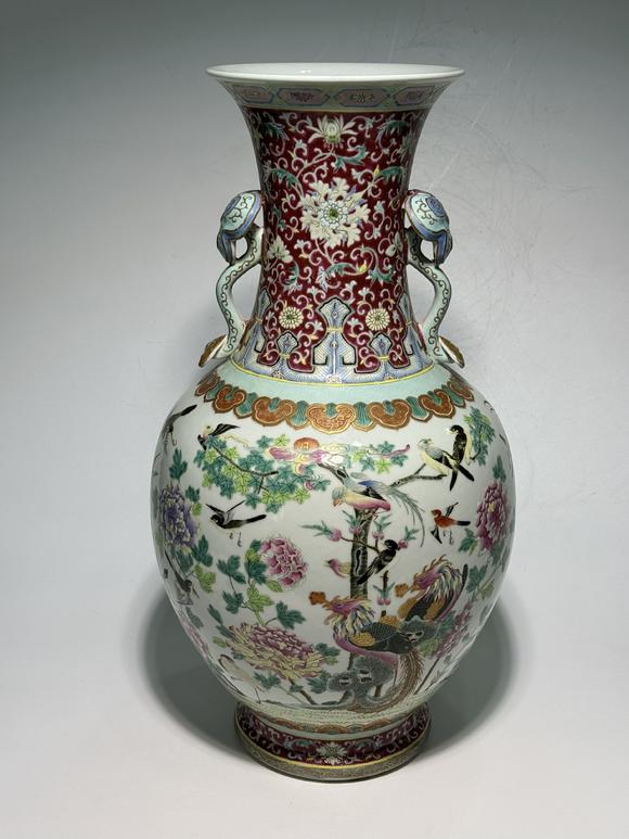 TrésOrs de ParisGrand vase à deux oreilles famille rose sur fond rouge à phénix et oiseaux, 19–20 siècle