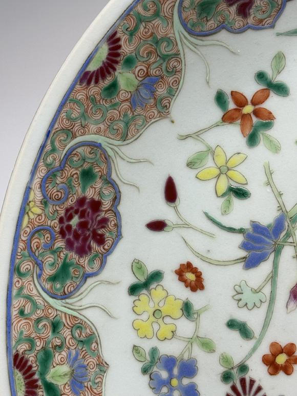 TrésOrs de ParisGrand plat rond famille rose à fleurs diverses de saison, 19–20 siècle