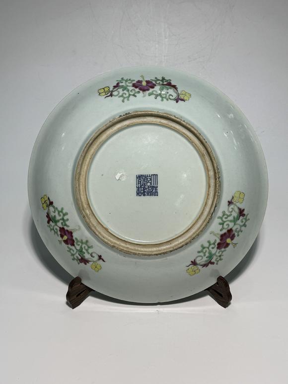 TrésOrs de ParisGrand plat rond famille rose à fleurs diverses de saison, 19–20 siècle