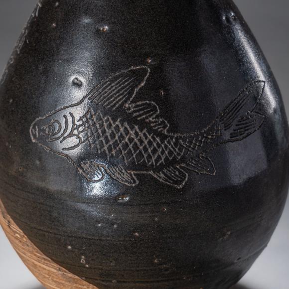 大阪國(guó)際元 磁州窯黑地刻魚(yú)文玉壺春