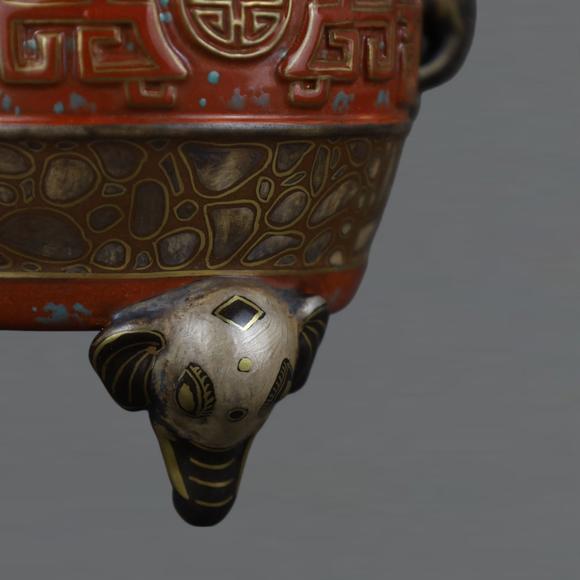東京蕓術(shù)清乾隆 古銅彩雕刻夔龍紋象耳三足香爐