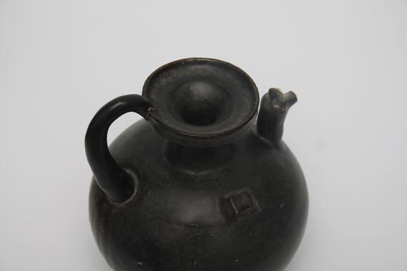 東京蕓術(shù)晉朝  黑釉雞首執(zhí)壺