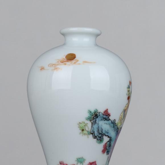 東京蕓術(shù)清乾隆 粉彩老嫗攜童子梅瓶