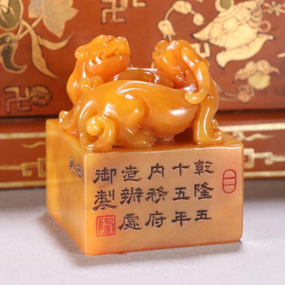 東京蕓術(shù)清 田黃石獸鈕印章