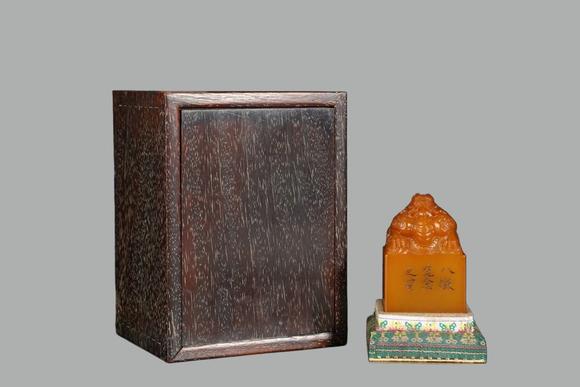 東京蕓術(shù)田黃瑞獸蛟龍鈕印章