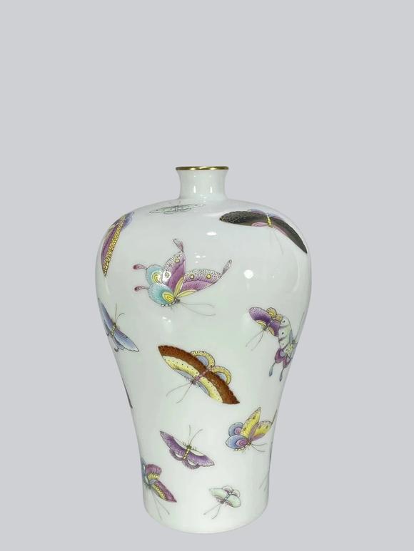 東京蕓術(shù)大清雍正 粉彩蝴蝶描金梅瓶