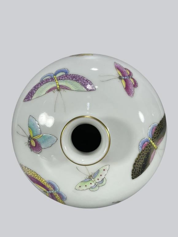 東京蕓術(shù)大清雍正 粉彩蝴蝶描金梅瓶