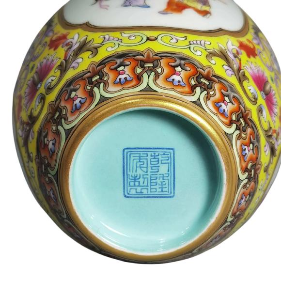 東京蕓術(shù)清乾隆 琺瑯彩黃地開光嬰戲圖瓶