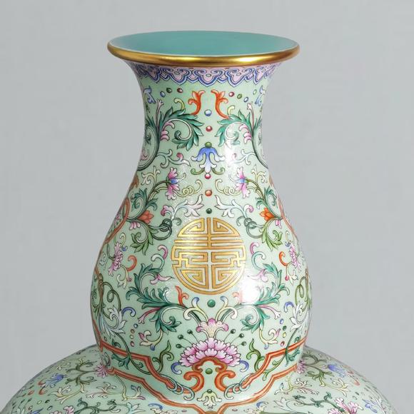 東京蕓術(shù)清乾隆 淺綠地洋彩扒花綿上添花萬壽連延葫蘆瓶