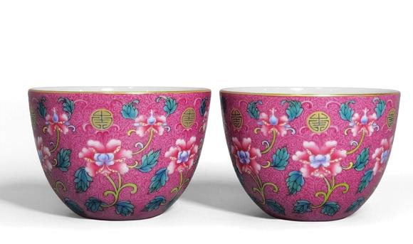 東京蕓術(shù)清雍正  御製洋彩胭脂紅軋道花卉杯