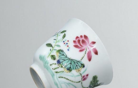 東京蕓術(shù)清雍正  粉彩荷花紋杯