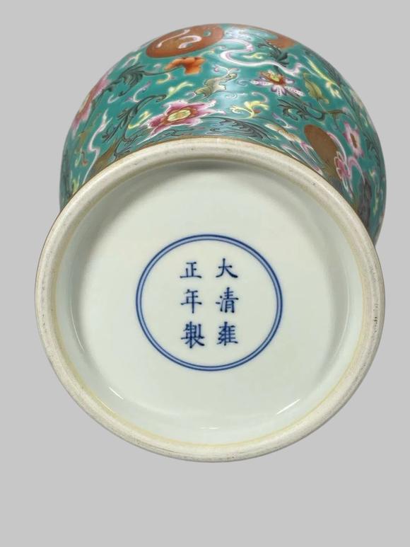 東京蕓術(shù)大清雍正 綠地粉彩圖案花卉紋五獅繡球梅瓶