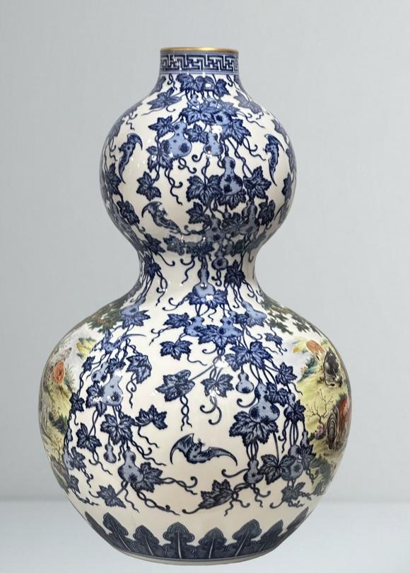 東京蕓術(shù)清乾隆 粉彩青花葫蘆纏枝開窗瑞獸紋葫蘆瓶