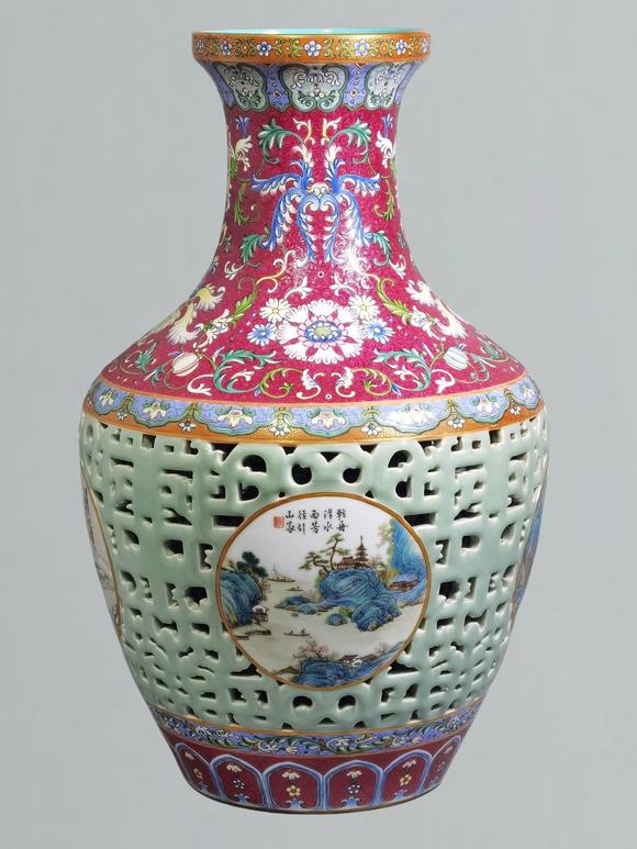 東京蕓術(shù)清乾隆 洋彩錦上添花開(kāi)光山水圖鏤空套瓶