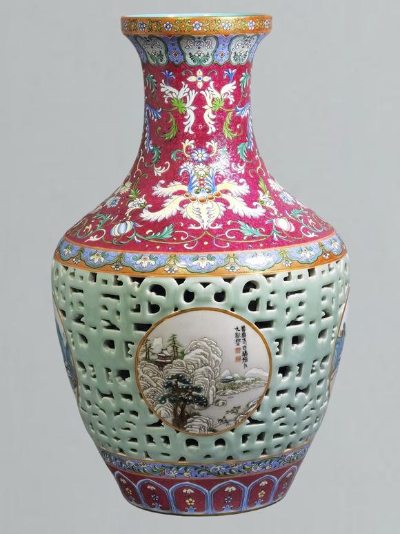 東京蕓術(shù)清乾隆 洋彩錦上添花開(kāi)光山水圖鏤空套瓶