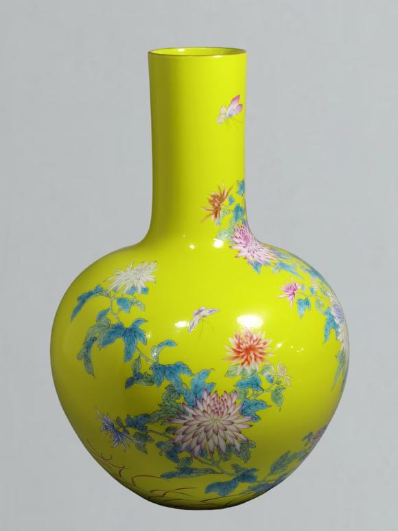 東京蕓術(shù)清雍正  黃地粉彩菊花蝴蝶紋天球瓶