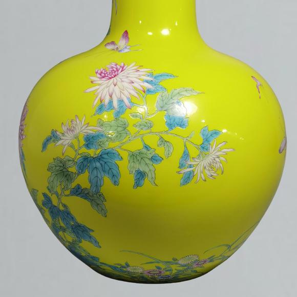 東京蕓術(shù)清雍正  黃地粉彩菊花蝴蝶紋天球瓶