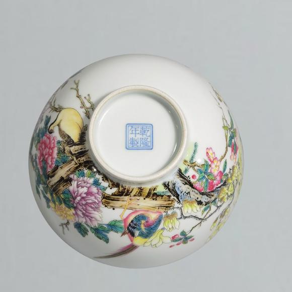 東京蕓術(shù)清乾隆 琺瑯彩花石錦雞圖碗