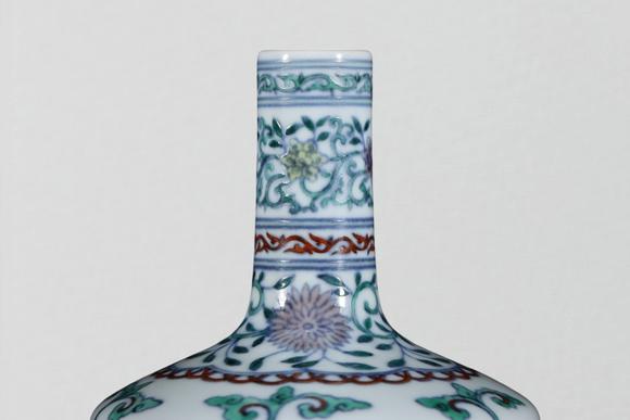 東京蕓術(shù)清雍正 斗彩纏枝蓮金鐘瓶